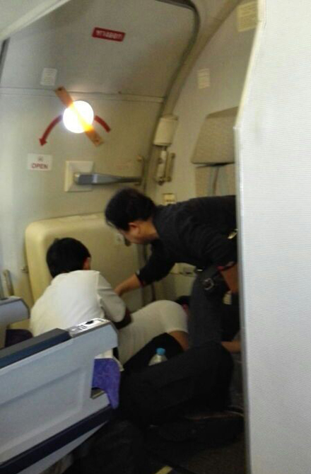 中国大妈飞机上勇救泰国空乘员 空乘长:中国