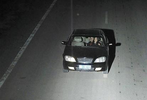 两对男女情难禁车内搂抱热吻 警方公布照片_社会新闻_南方网