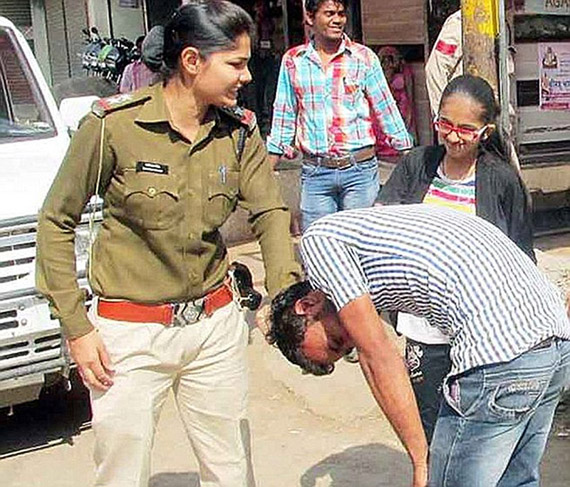 印度23岁男子骚扰女性被受害女性当街打屁股