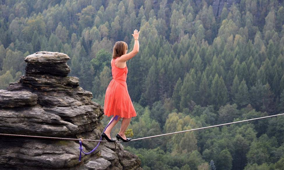 美国女子穿高跟鞋走钢丝 挑战数千英尺高空(图