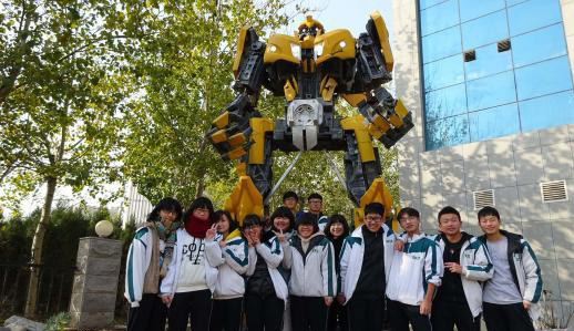 奇葩度爆表的老师盘点 57岁大学教师爬墙修黑