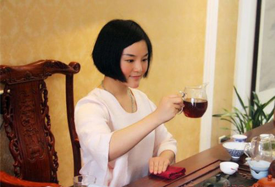 河南61岁官员拜师25岁茶艺女后逼婚 不做情人