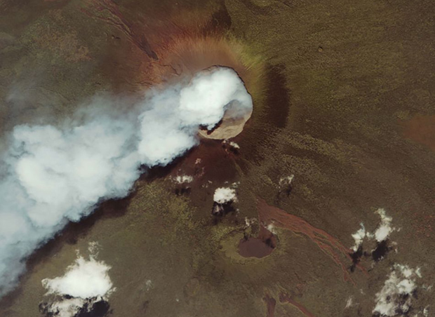 从太空看地球上火山喷发景象 由卫星和宇航员拍摄