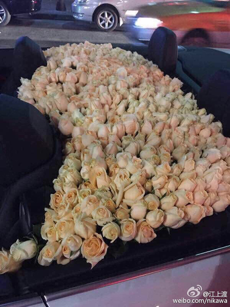 上海男男当街求婚玫瑰花跑车见证爱情