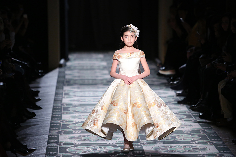 9岁中国萝莉巴黎走秀 优雅淡定不输国际名模▏