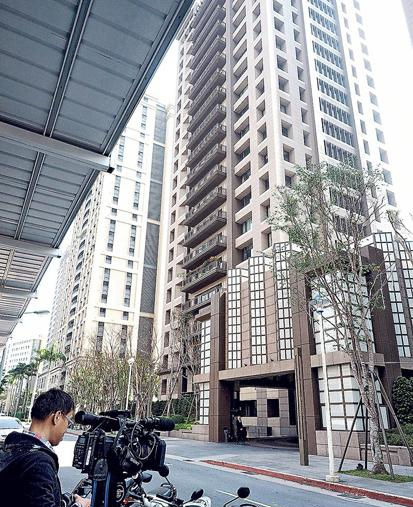 相拥痛哭▏ 房祖名 团聚度 林凤娇 母子 成龙 痛