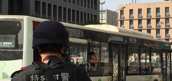 成都男子持菜刀冲上公交车被特警强攻制服