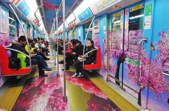 杭州地铁现个性专列 贴满3D贴画如童话世界▏