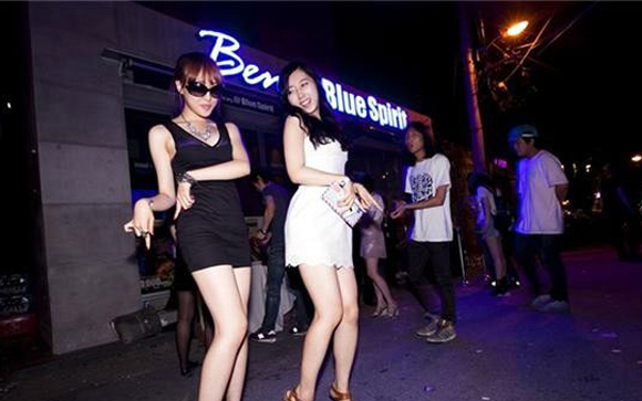 韩国夜店美女实拍 女孩精心打扮后开始夜生活