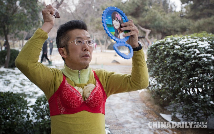 中年<em>男子</em>常年<em>穿胸罩</em>戴红花出街 揭背后原因▏