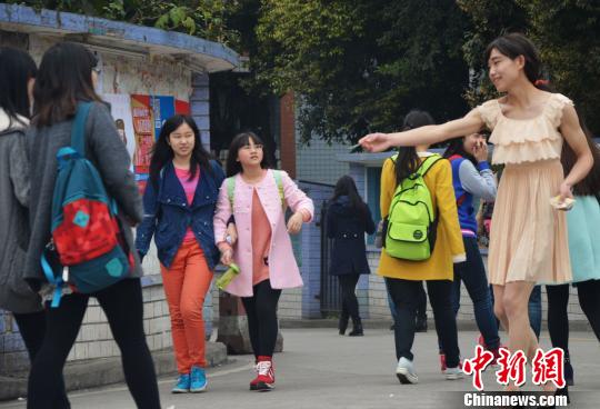 大学男生着裙梳长发扮<em>女生创业</em>卖卫生巾(组图