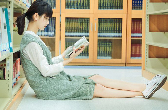 <em>陈都灵清纯力压奶茶妹</em> 甜美样貌校园气息获网