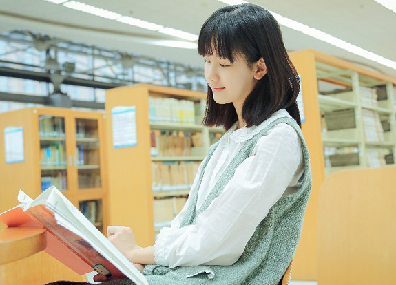 <em>陈都灵清纯力压奶茶妹</em> 甜美样貌校园气息获网