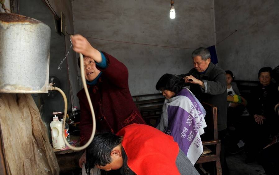 72岁<em>理发师</em>用火钳烫发 可定型<em>3个月</em>(组图)▏ _