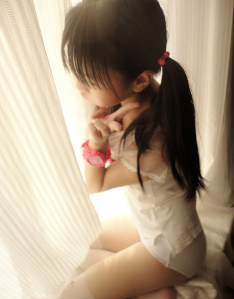 00后<em>小学</em>生网晒半裸<em>内裤照</em> 这么性感家人知道