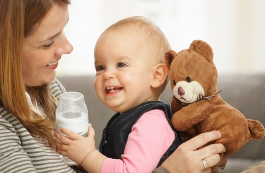 保姆虐待9个月婴儿对脸吐痰 如何追究虐童保姆