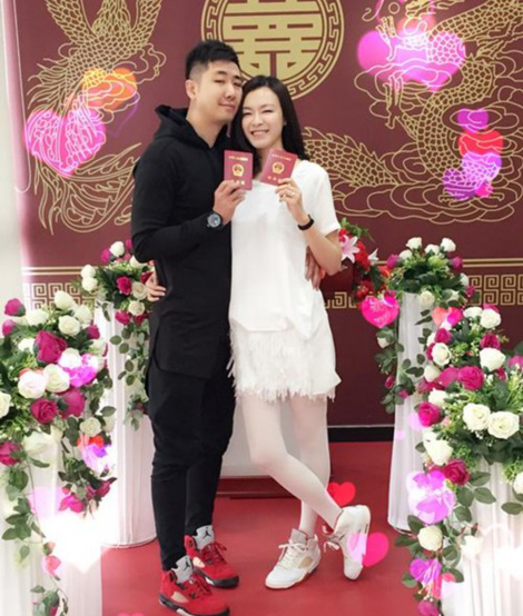 李艾与圈外男友领证结婚 证件照白衫黑裤夫妻