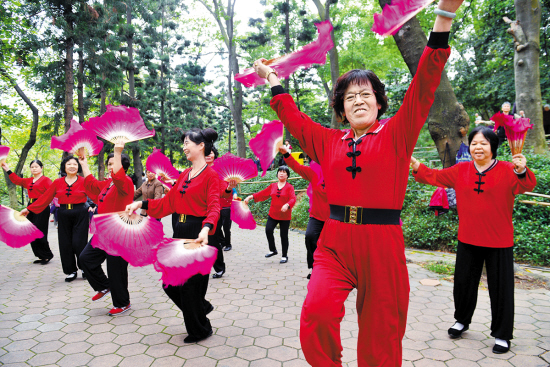 小苹果将在全国推广 大妈跳广场舞有统一舞步了
