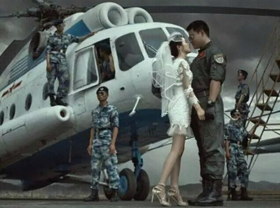 军人婚纱大片超级炫酷:战机做背景 新娘最美艳