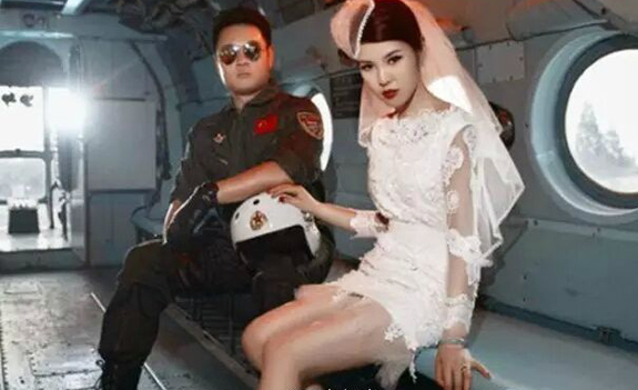军人婚纱大片超级炫酷:战机做背景 新娘最美艳