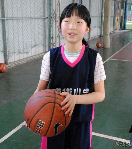 12岁女乔丹爆红网络 运球投篮尽显大将之风(多