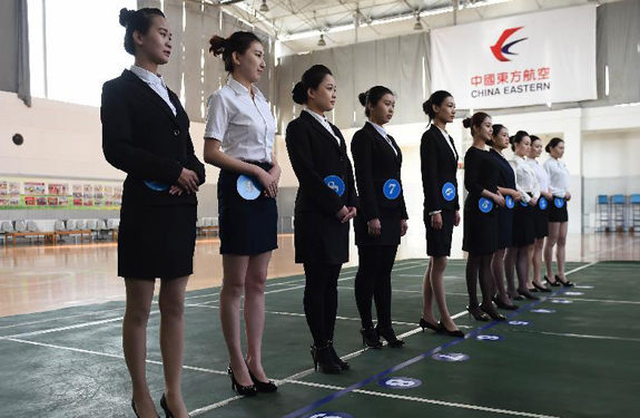 东航空姐招聘会现场美女云集 录取比例接近55