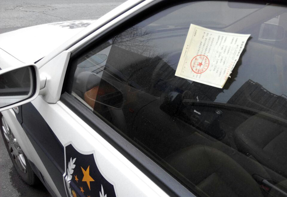 南京警车集体违停被贴罚单 旁边禁令标志清晰