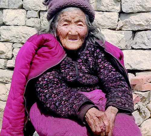 112岁老太<em>头发</em>由白<em>变黑</em> 喜爱素食每天<em>喝</em>一两白