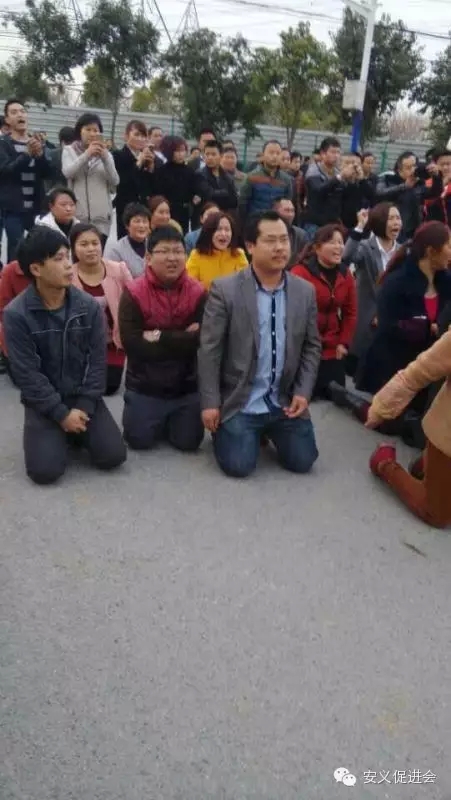 上海200余人围堵派出所打砸警车 集体下跪高喊