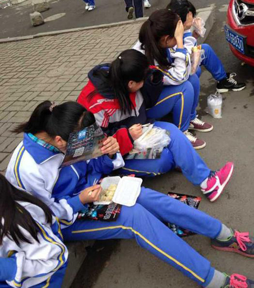 吉林一中学学生坐在马路牙子上吃午饭午休时间仅半小时 食堂老师用