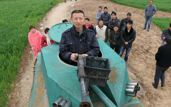安徽农民自制装甲车 能发射烟花炮台360度旋转