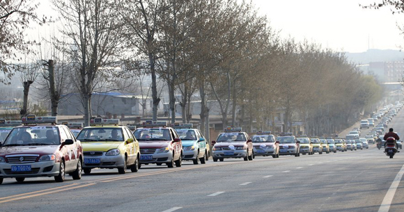 辽宁锦州28岁夜班的哥猝死 两百辆出租车送别