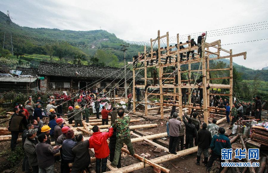 芦山地震灾后重建 村民在屋顶拼凑中国心▏ 