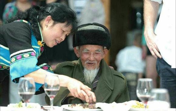 92岁农村老人网购意大利大餐过寿 外籍厨师现