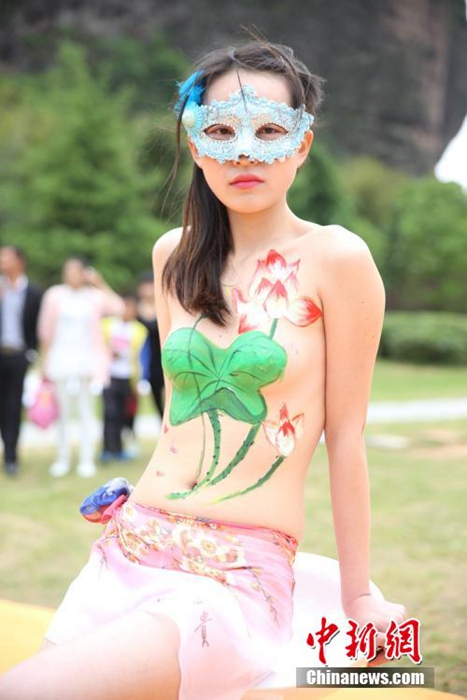 江西景区<em>表演人体</em>彩绘 游客零距离围观裸模上