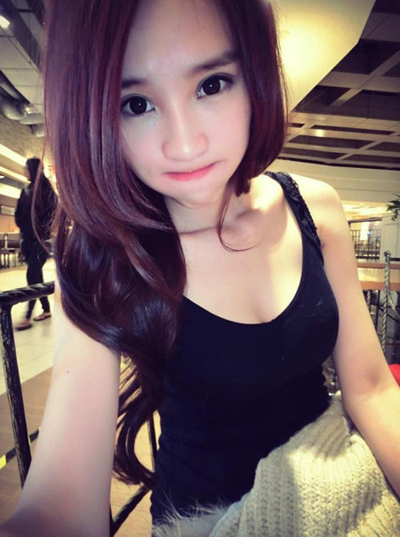 <em>最美包子妹走红</em> 傲人上围性感S曲线成宅男女神