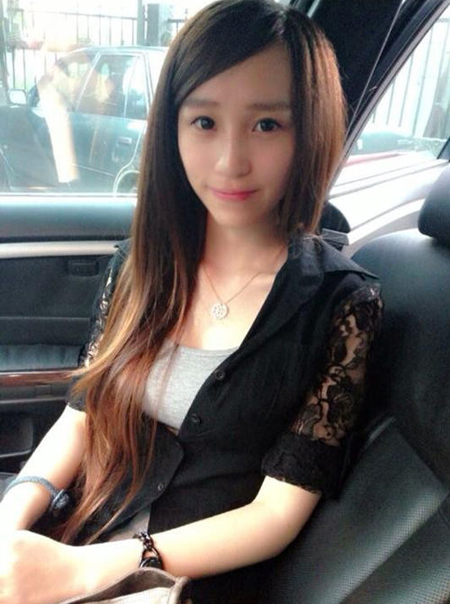 <em>最美包子妹走红</em> 傲人上围性感S曲线成宅男女神