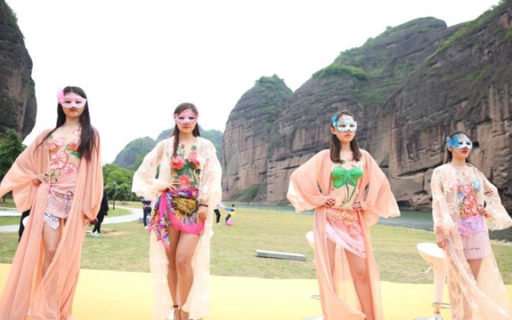 江西龙虎山举办<em>人体</em>彩绘展 <em>美女火辣</em>身材引狂