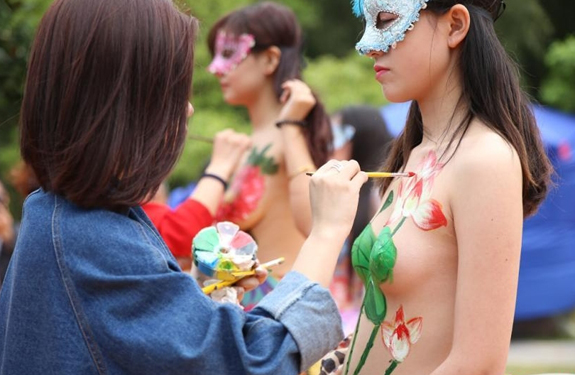 江西龙虎山举办<em>人体</em>彩绘展 <em>美女火辣</em>身材引狂