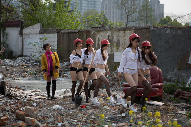 游戏模特拍拆迁宣传照 袒胸露乳穿内裤搬砖▏