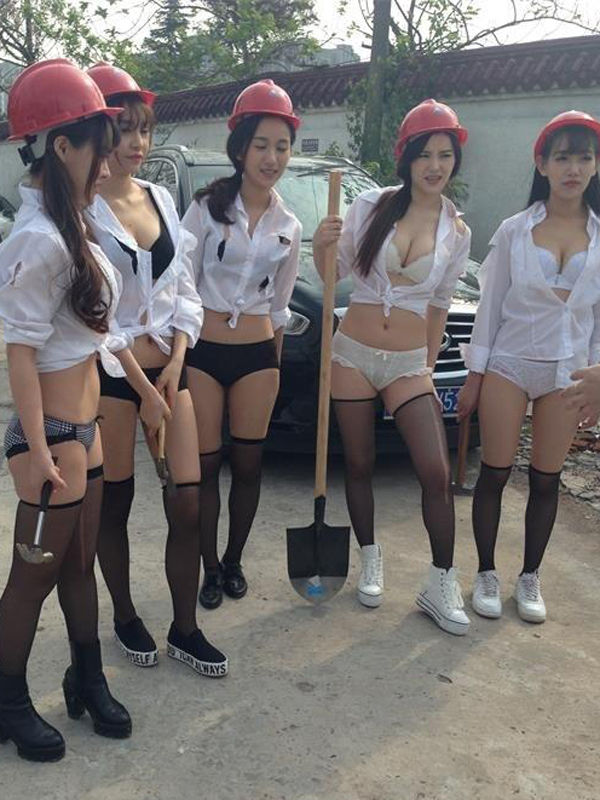 游戏模特拍拆迁宣传照 袒胸露乳穿<em>内裤</em>搬砖▏