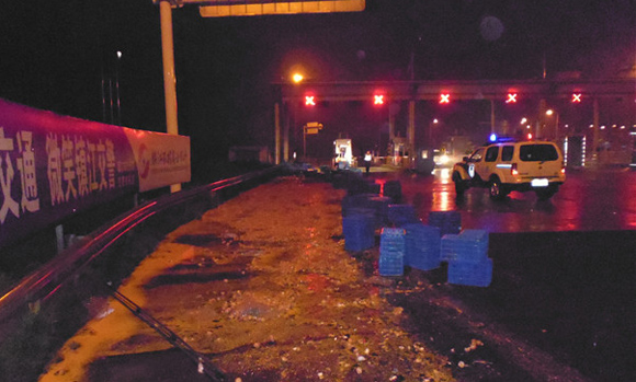 江苏百箱鸡蛋跌落高速路 路面上蛋液成河▏