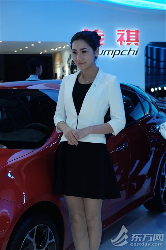 车模变身销售顾问:穿着保守难以掩盖火辣身材