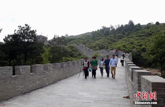 南昌现数公里山寨长城 未完工游客已不少▏ 