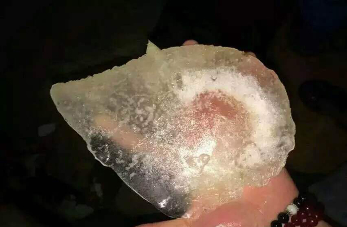 江苏冰雹大如鸡蛋 有汽车挡风玻璃被砸成筛子