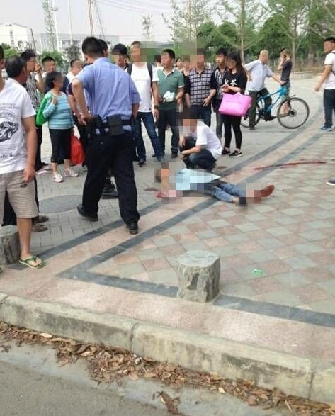四川一名职校男生捅死同学 冲动过后当街跪下