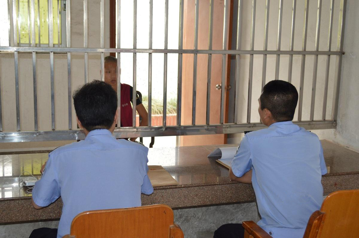 多名90后飙车砍人图像曝光 无端砍伤路人引发