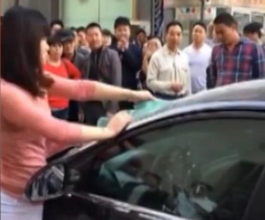 妻子血手砸丈夫车 满手鲜血逼丈夫下车怒扇其