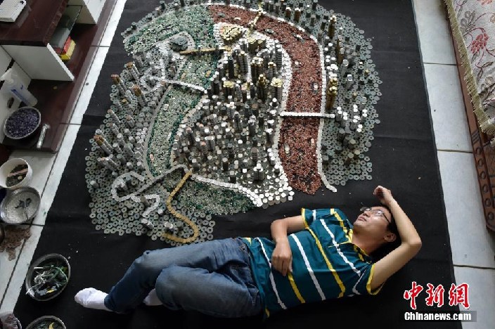 用5万硬币堆出重庆城:小伙在地上足足蹲了60个