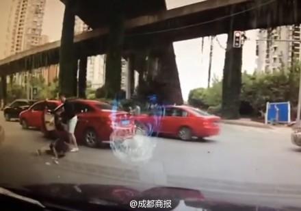 成都一男子因车被刮擦<em>疯狂</em>殴打<em>女司机</em>(组图)▏